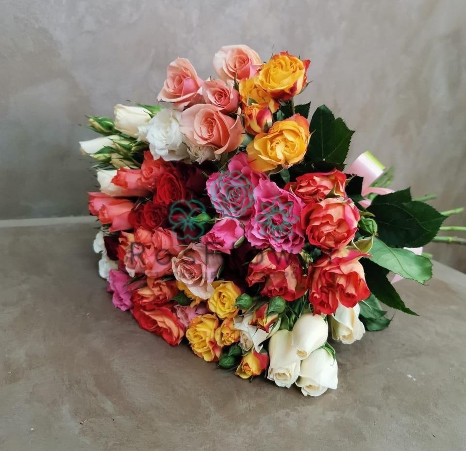Букет пестрое настроение в городе Вышний Волочёк Букет цветов из: Розы в городе Вышний Волочёк