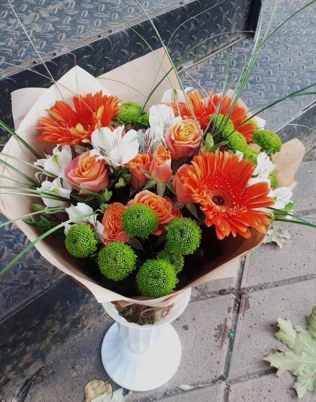 Букет огненно-рыжий в городе Вышний Волочёк Букет цветов из: Герберы, Хризантемы, Альстромерии и Розы в городе Вышний Волочёк