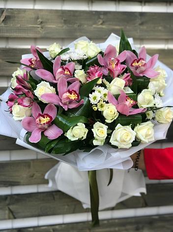 Букет цветов из: Розы и Хризантемы в городе Вышний Волочёк