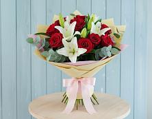 Букет Элегантная гармония в городе Вышний Волочёк Букет цветов из:  Лилии и Розы в городе Вышний Волочёк