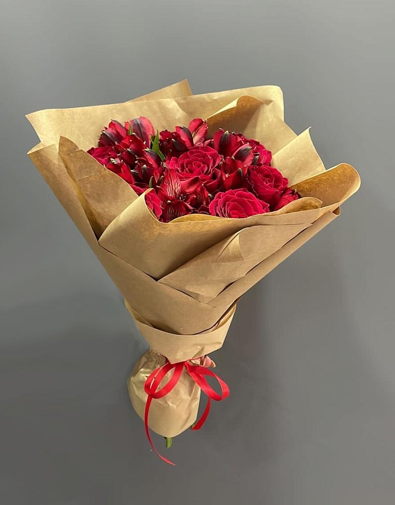 Букет прекрасной женщине в городе Вышний Волочёк Букет цветов из: Альстромерии и Розы в городе Вышний Волочёк