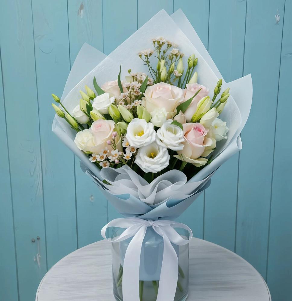 Букет очаровательный аромат в городе Вышний Волочёк Букет цветов из: Розы и Лизиантусы в городе Вышний Волочёк