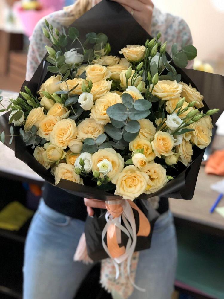 Букет птица счастья в городе Вышний Волочёк Букет цветов из: Розы и Лизиантусы в городе Вышний Волочёк