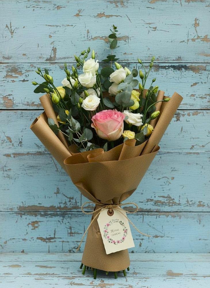 Букет нежный привет в городе Вышний Волочёк Букет цветов из: Розы и Лизиантусы в городе Вышний Волочёк