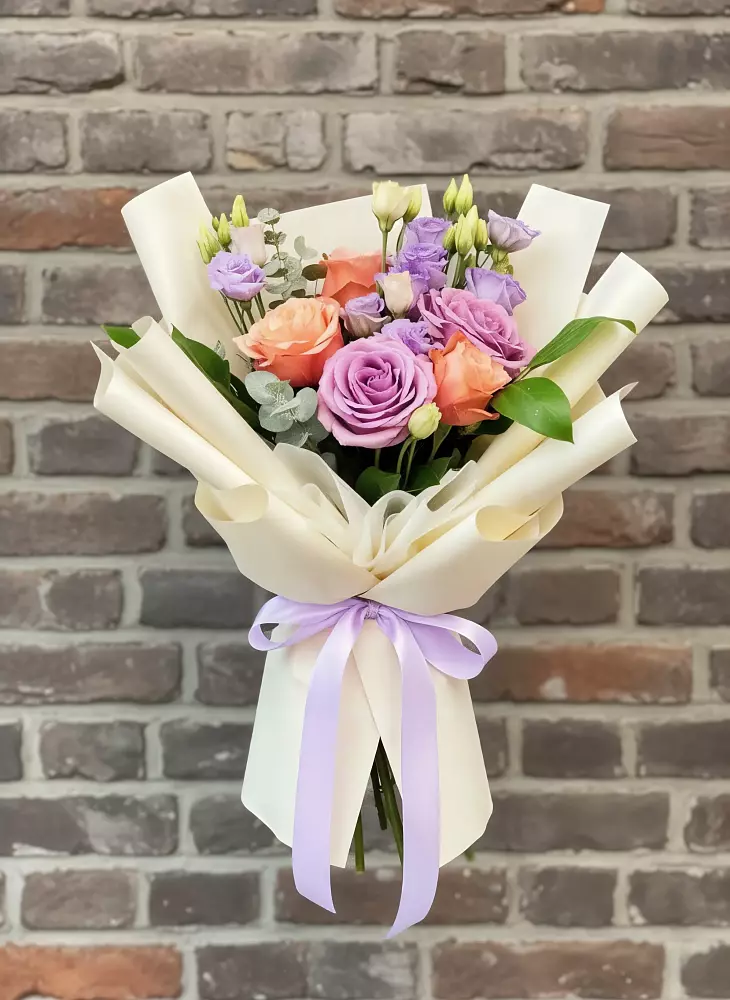 Букет цветочные ноты в городе Вышний Волочёк Букет цветов из: Лизиантусы и Розы в городе Вышний Волочёк