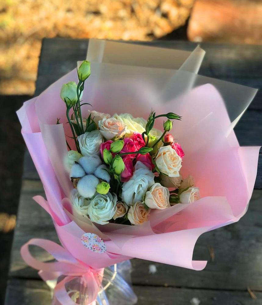 Букет цветочный коктейль в городе Вышний Волочёк Букет цветов из: Розы и Лизиантусы в городе Вышний Волочёк