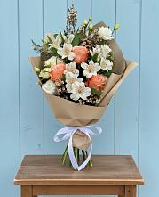 Букет яркий комплимент в городе Вышний Волочёк Букет цветов из:  Альстромерии, Лизиантусы, Розы и Хризантемы в городе Вышний Волочёк