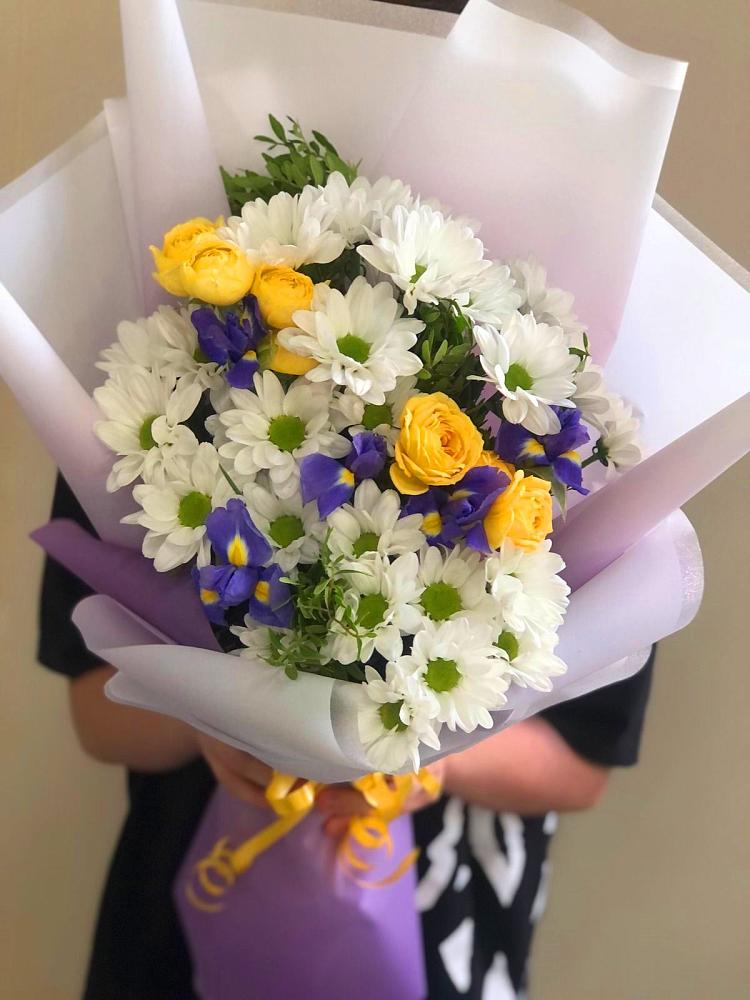 Букет солнечный привет в городе Вышний Волочёк Букет цветов из: Ирисы, Хризантемы и Розы в городе Вышний Волочёк