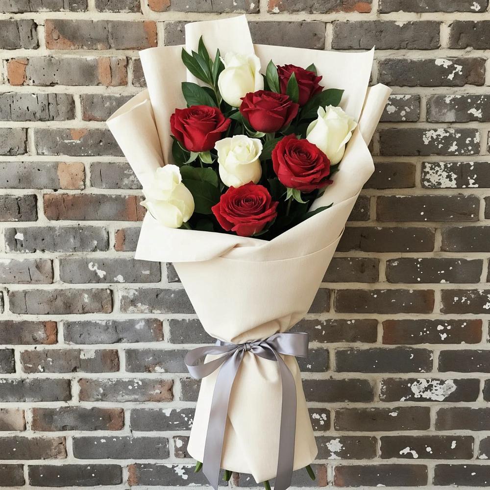 Букет красно-белые розы в городе Вышний Волочёк Букет цветов из: Розы в городе Вышний Волочёк