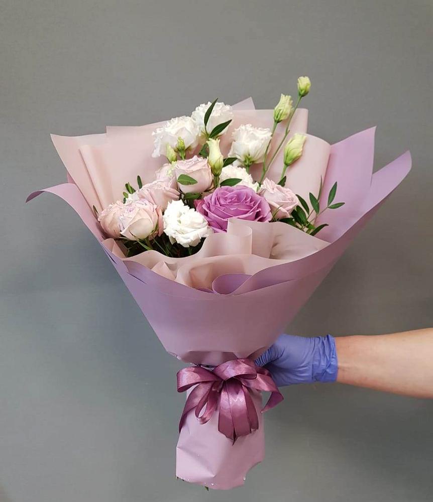 Букет цветов из: Розы и Лизиантусы в городе Вышний Волочёк