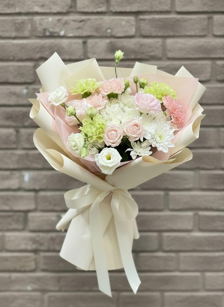 Букет Трепет мечты в городе Вышний Волочёк Букет цветов из: Гвоздики, Розы, Лизиантусы и Хризантемы в городе Вышний Волочёк