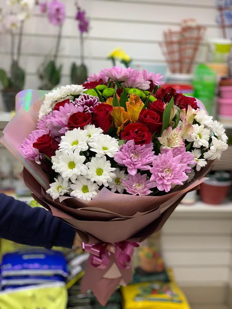 Букет салют цветов в городе Вышний Волочёк Букет цветов из: Розы, Хризантемы и Альстромерии в городе Вышний Волочёк