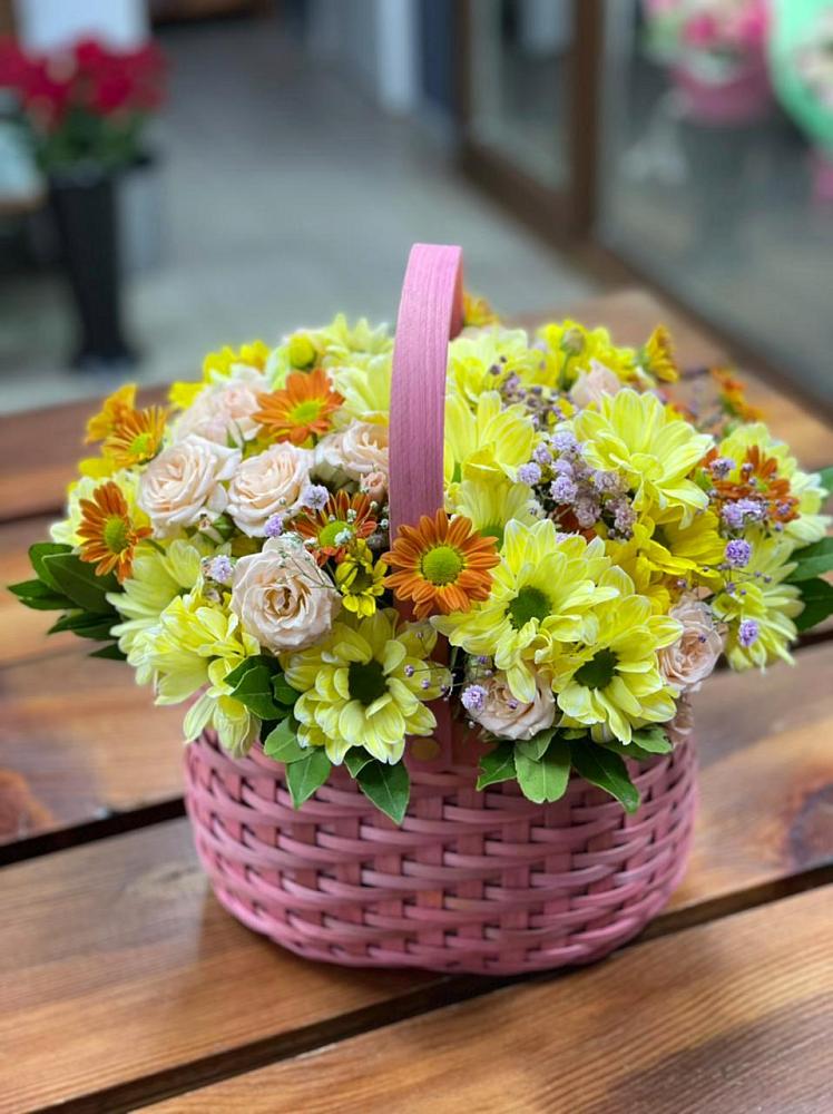 Композиция цветы лета в городе Вышний Волочёк Цветочная композиция из Хризантемы и Розы в корзине в городе Вышний Волочёк