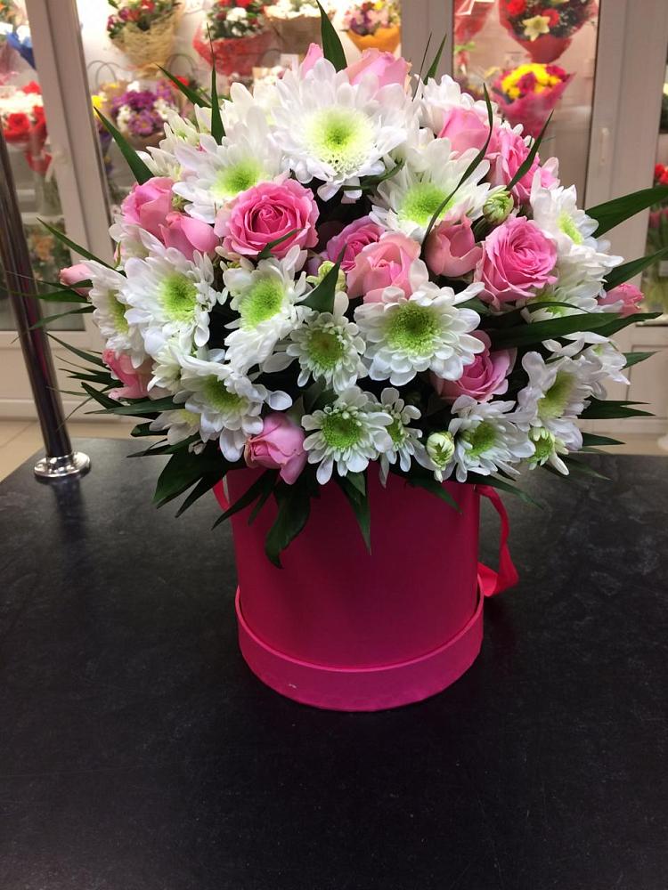 Композиция грация в городе Вышний Волочёк Цветочная композиция из Розы и Хризантемы в шляпной коробке в городе Вышний Волочёк