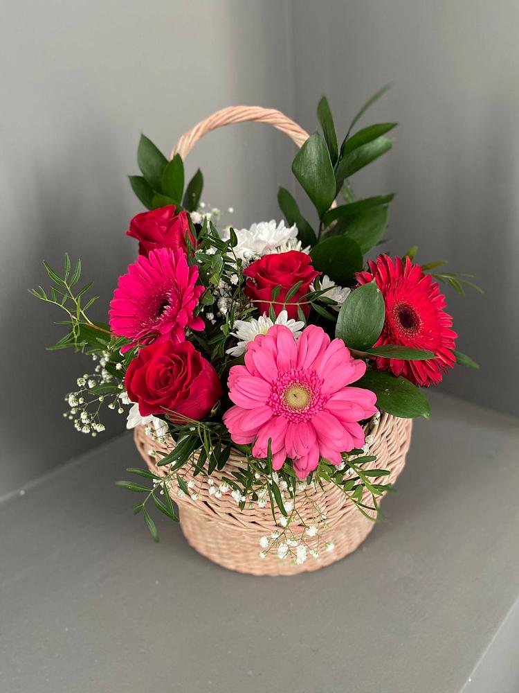 Композиция радостное событие в городе Вышний Волочёк Цветочная композиция из Розы, Хризантемы и Герберы в корзине в городе Вышний Волочёк