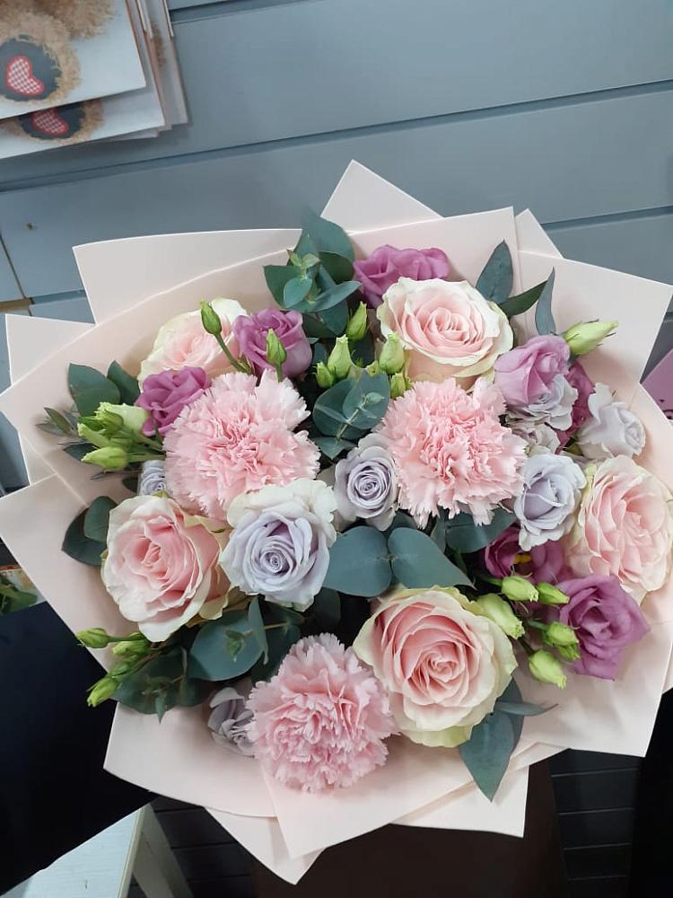 Букет обаятельный в городе Вышний Волочёк Букет цветов из: Розы, Гвоздики и Лизиантусы в городе Вышний Волочёк