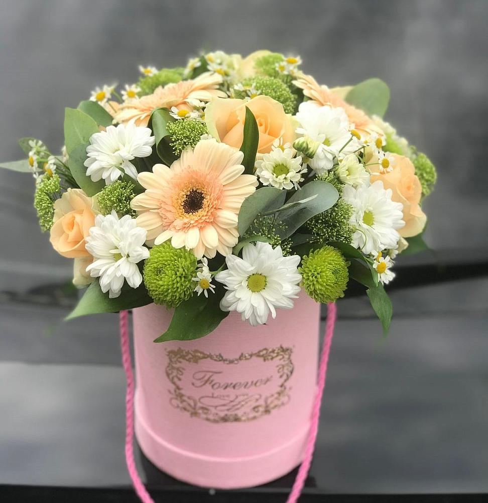 Композиция маленькая прелесть в городе Вышний Волочёк Цветочная композиция из Розы, Герберы и Хризантемы в шляпной коробке в городе Вышний Волочёк