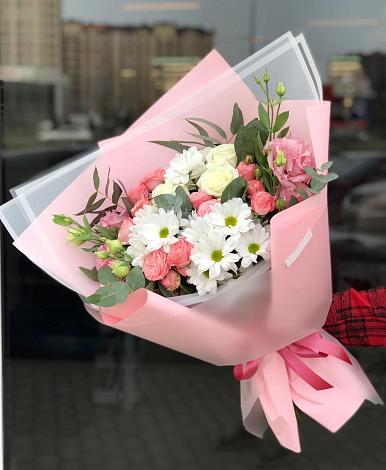 Букет цветов из: Розы, Лизиантусы и Хризантемы в городе Вышний Волочёк