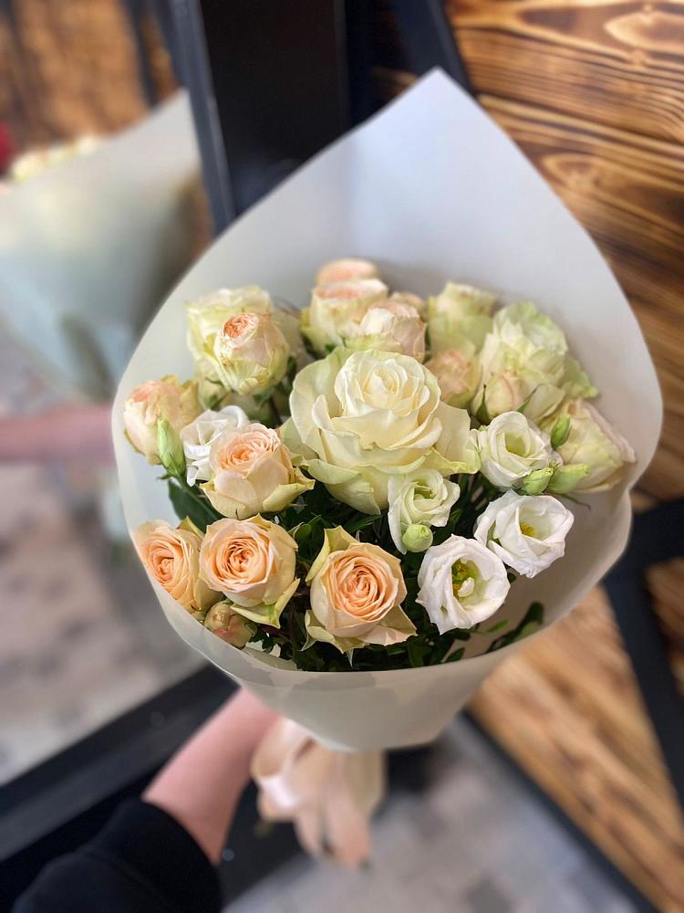 Букет Летний бриз в городе Вышний Волочёк Букет цветов из: Розы и Лизиантусы в городе Вышний Волочёк